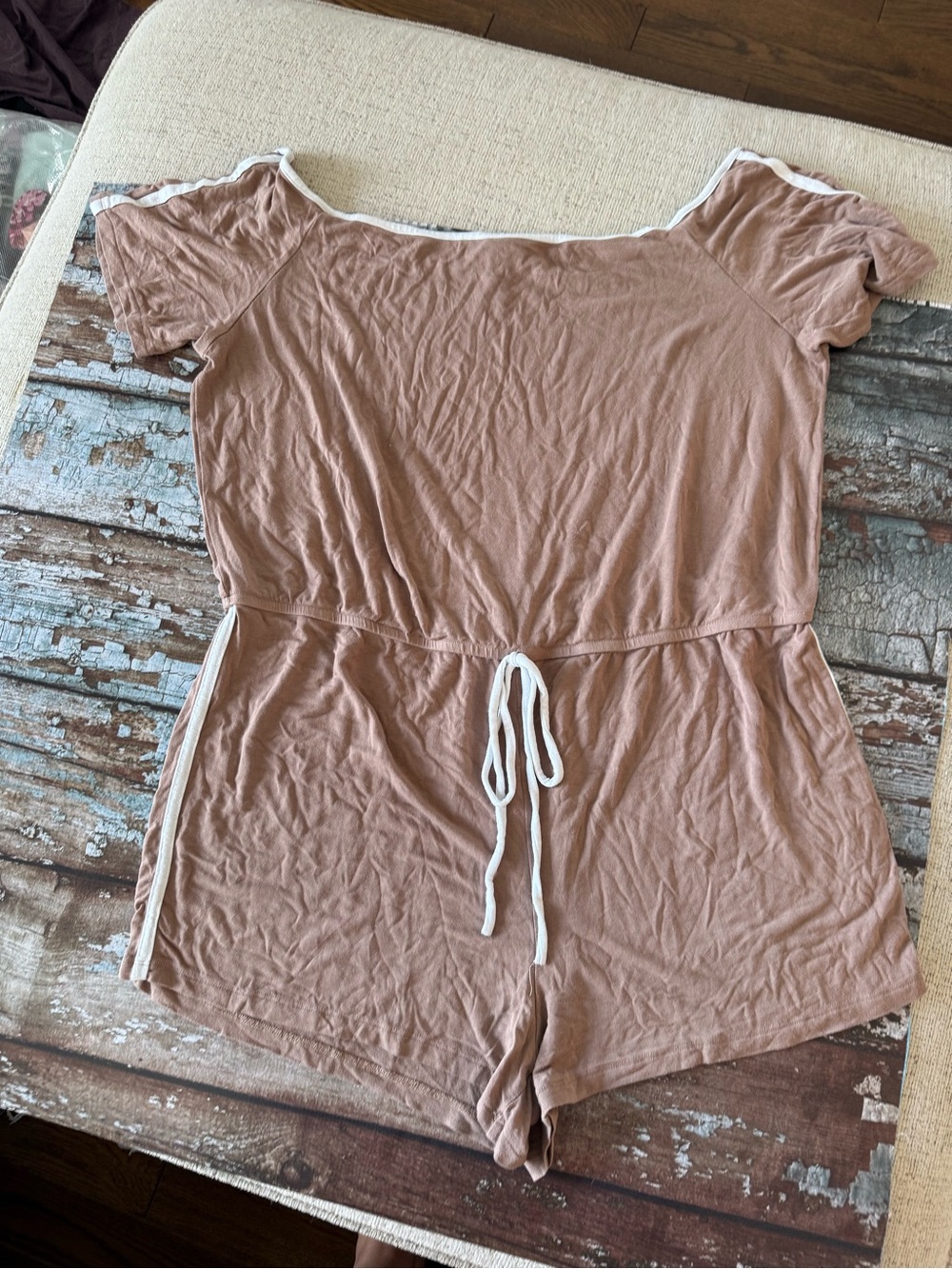 Women’s Short Sleeve Shorts Romper in Light Brown with White Trim Size Xl 21 PTP